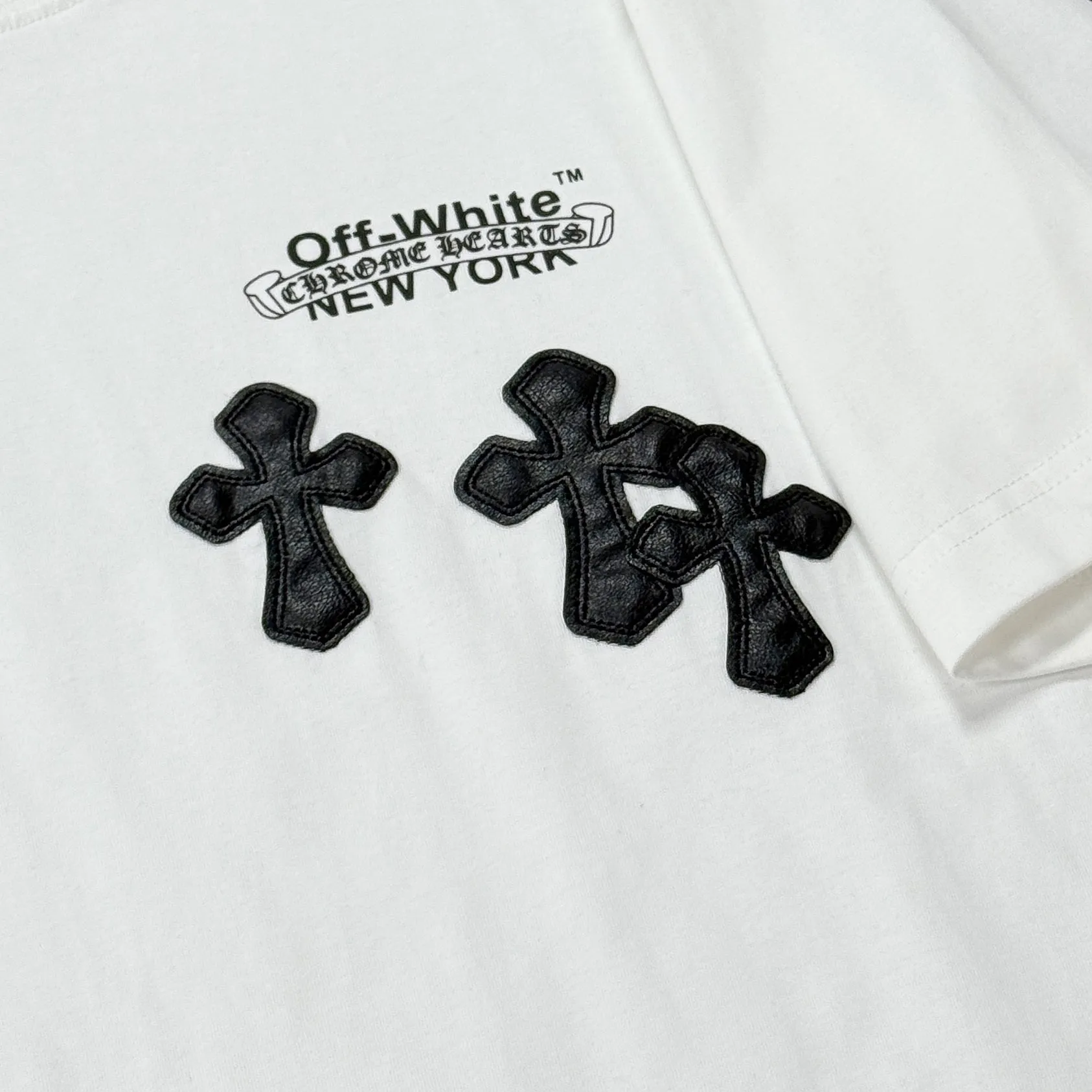 P170 Chrome Hearts Chrome Hearts 25 high version. The fabric is made of 300 grams of high-density pure cotton. It does not deform or shrink. It has three labels. It is the same style for men and women. Technology: patch embroidery + digital printing. Color: white, black. SIZE: S-XL.